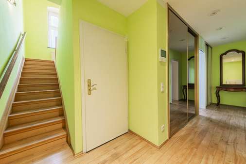 Diele der DG-Wohnung - Zweifamilienhaus in 41460 Neuss mit 215m² kaufen