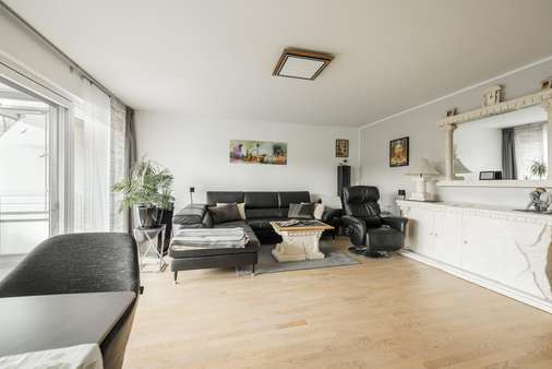 Wohnzimmer - Etagenwohnung in 40627 Düsseldorf mit 92m² kaufen