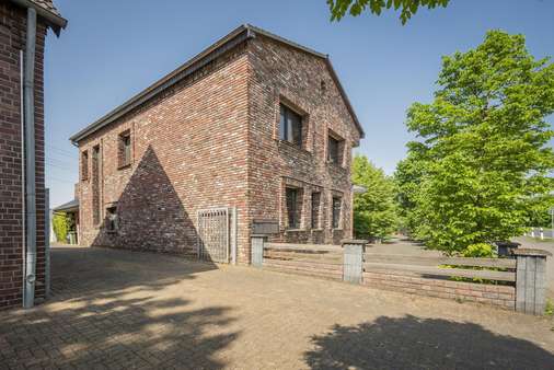 Seitenansicht - Einfamilienhaus in 41541 Dormagen mit 256m² kaufen