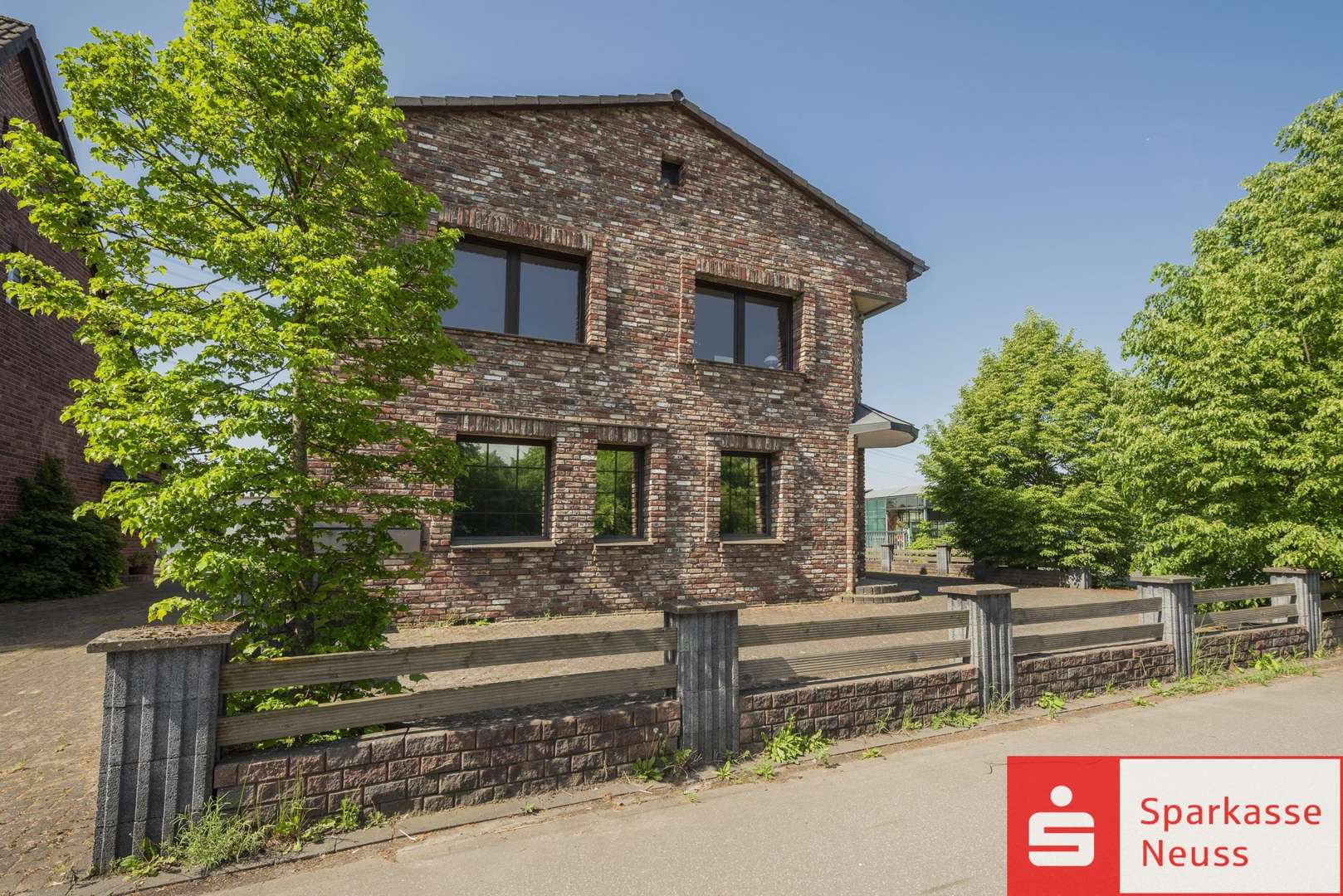 Straßenansicht - Einfamilienhaus in 41541 Dormagen mit 256m² kaufen