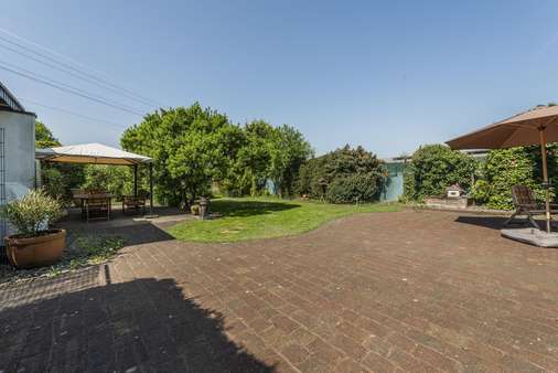 Zweite Terrasse - Einfamilienhaus in 41541 Dormagen mit 256m² kaufen