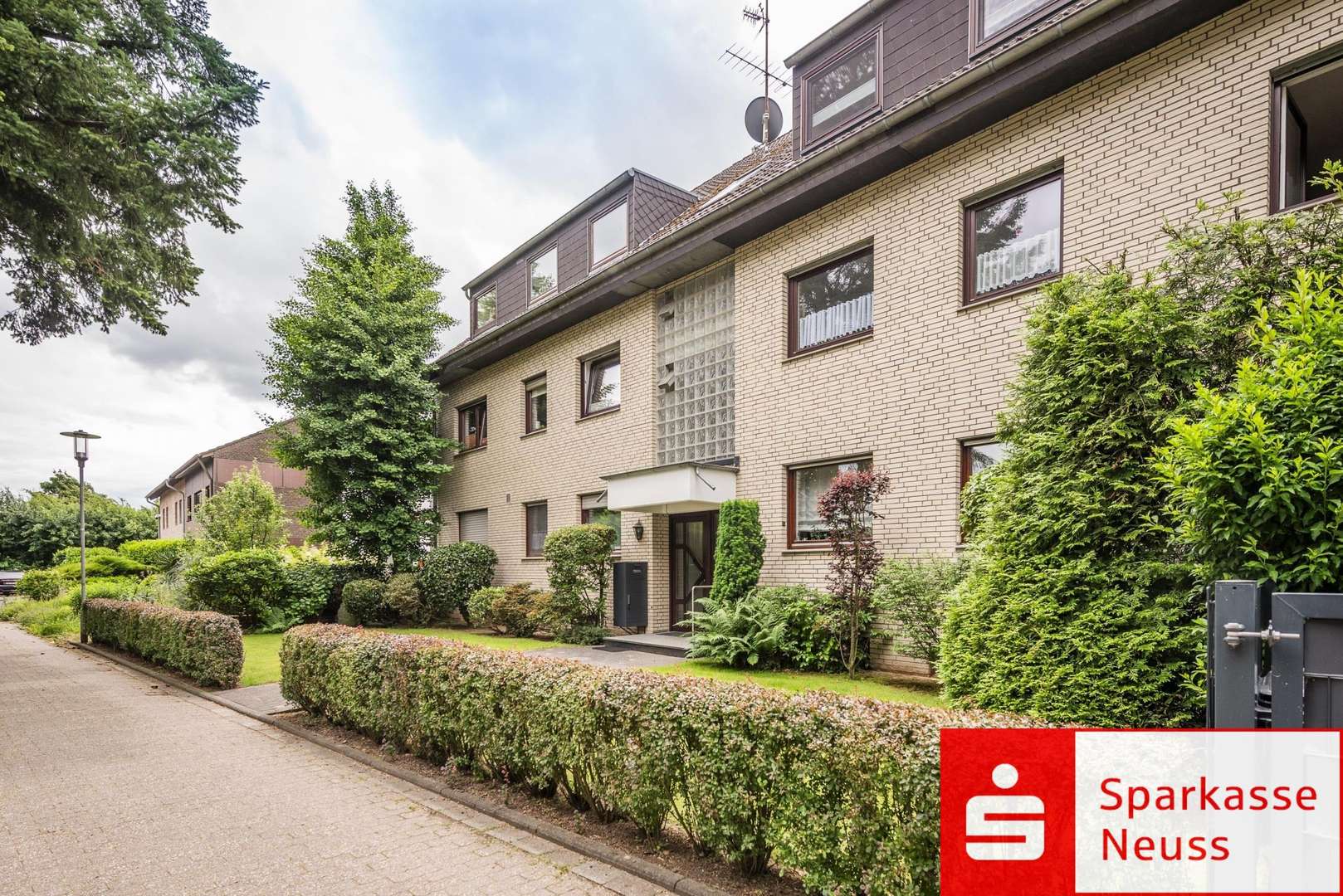 Hausvorderseite Hausvorderseite - Maisonette-Wohnung in 41516 Grevenbroich mit 70m² kaufen