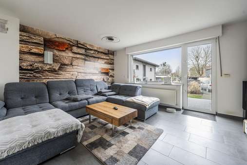 Wohnzimmer mit Ausgang zum Garten - Mehrfamilienhaus in 41066 Mönchengladbach mit 297m² kaufen