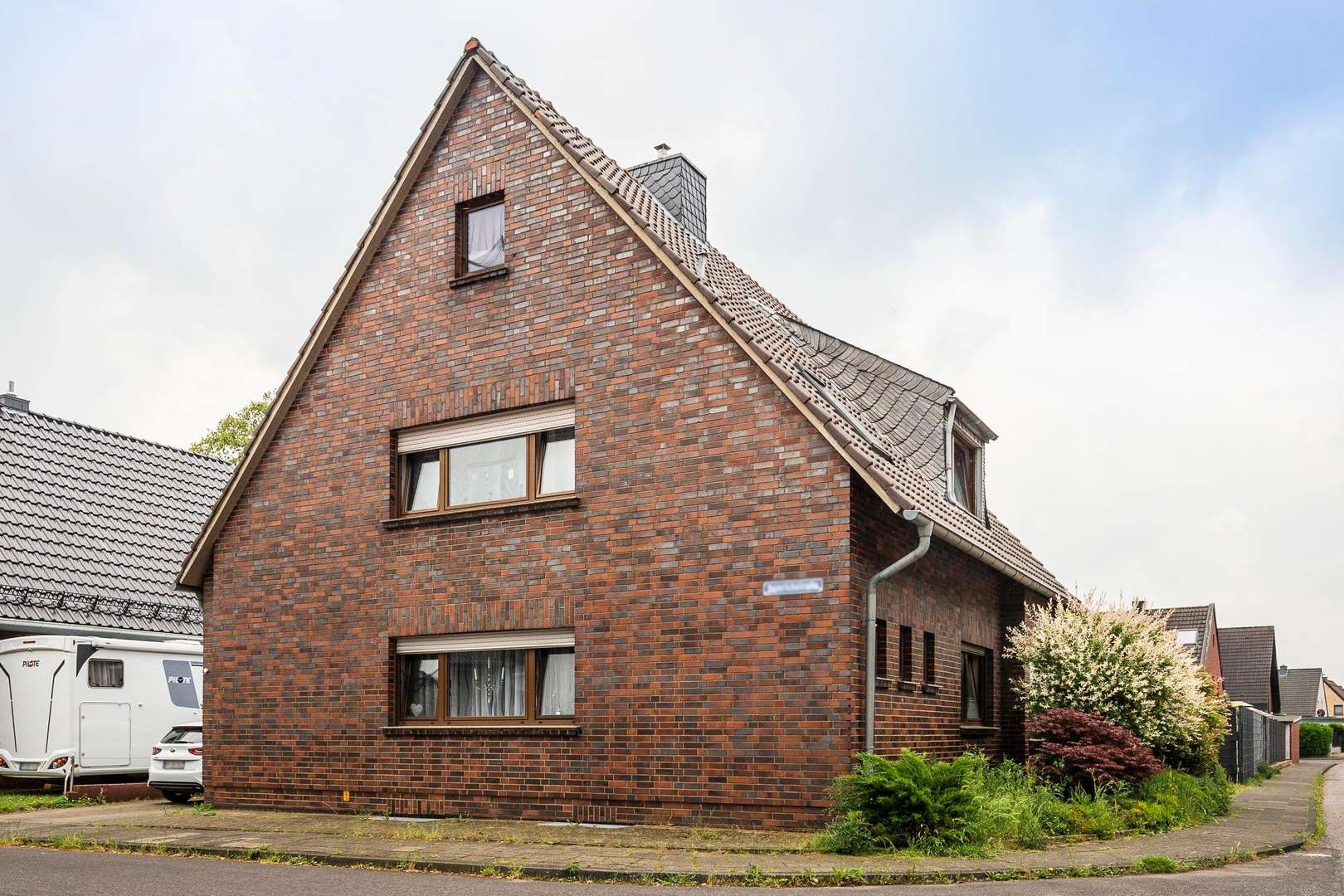 Straßenansicht - Zweifamilienhaus in 50181 Bedburg mit 159m² als Kapitalanlage kaufen