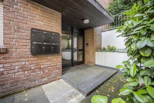 Zur Hauseingangstüre Zur Hauseingangstüre - Dachgeschosswohnung in 41352 Korschenbroich mit 66m² kaufen