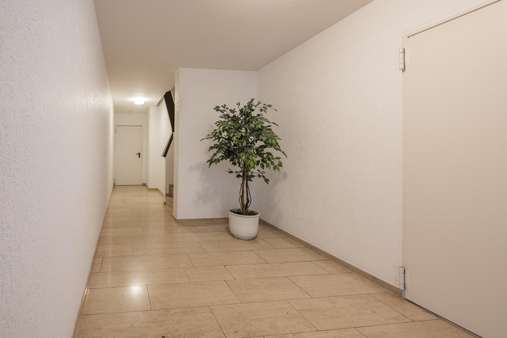Angekommen im Hausflur Angekommen im Hausflur - Dachgeschosswohnung in 41352 Korschenbroich mit 66m² kaufen