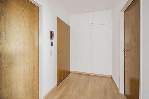 Diele mit Einbauschrank Diele mit Einbauschrank - Dachgeschosswohnung in 41352 Korschenbroich mit 66m² kaufen