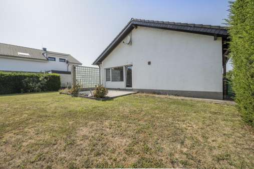 Hausrückseite Hausrückseite - Bungalow in 41569 Rommerskirchen mit 89m² kaufen