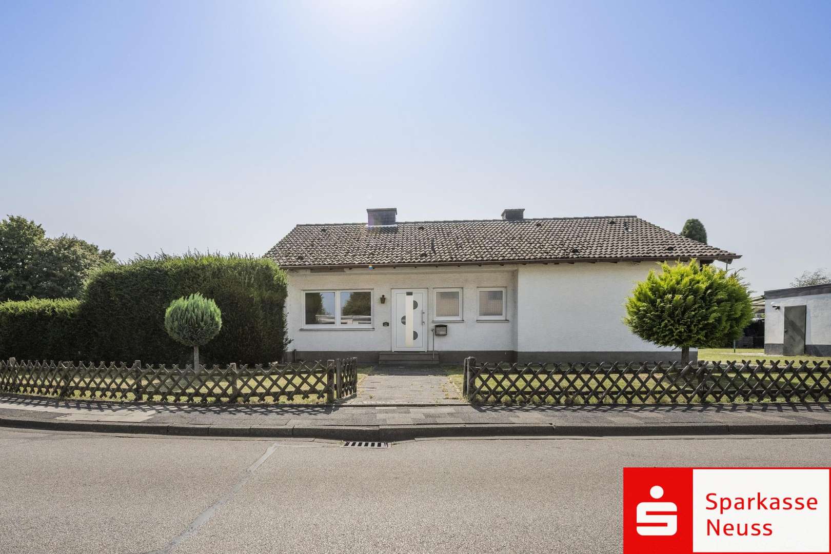 Straßenansicht Straßenansicht - Bungalow in 41569 Rommerskirchen mit 89m² kaufen