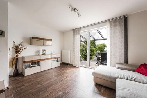 gemütlicher Wohnbereich mit Zugang zur überdachten Terrasse - Reihenendhaus in 41470 Neuss mit 110m² kaufen