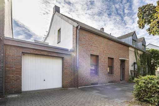 Straßenansicht Straßenansicht - Doppelhaushälfte in 41464 Neuss mit 138m² kaufen
