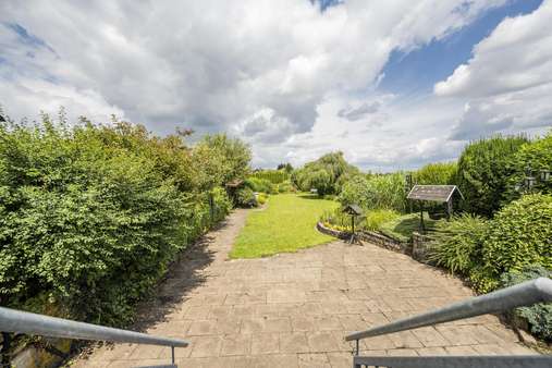 Blick über die Terrasse - Einfamilienhaus in 41472 Neuss mit 140m² kaufen