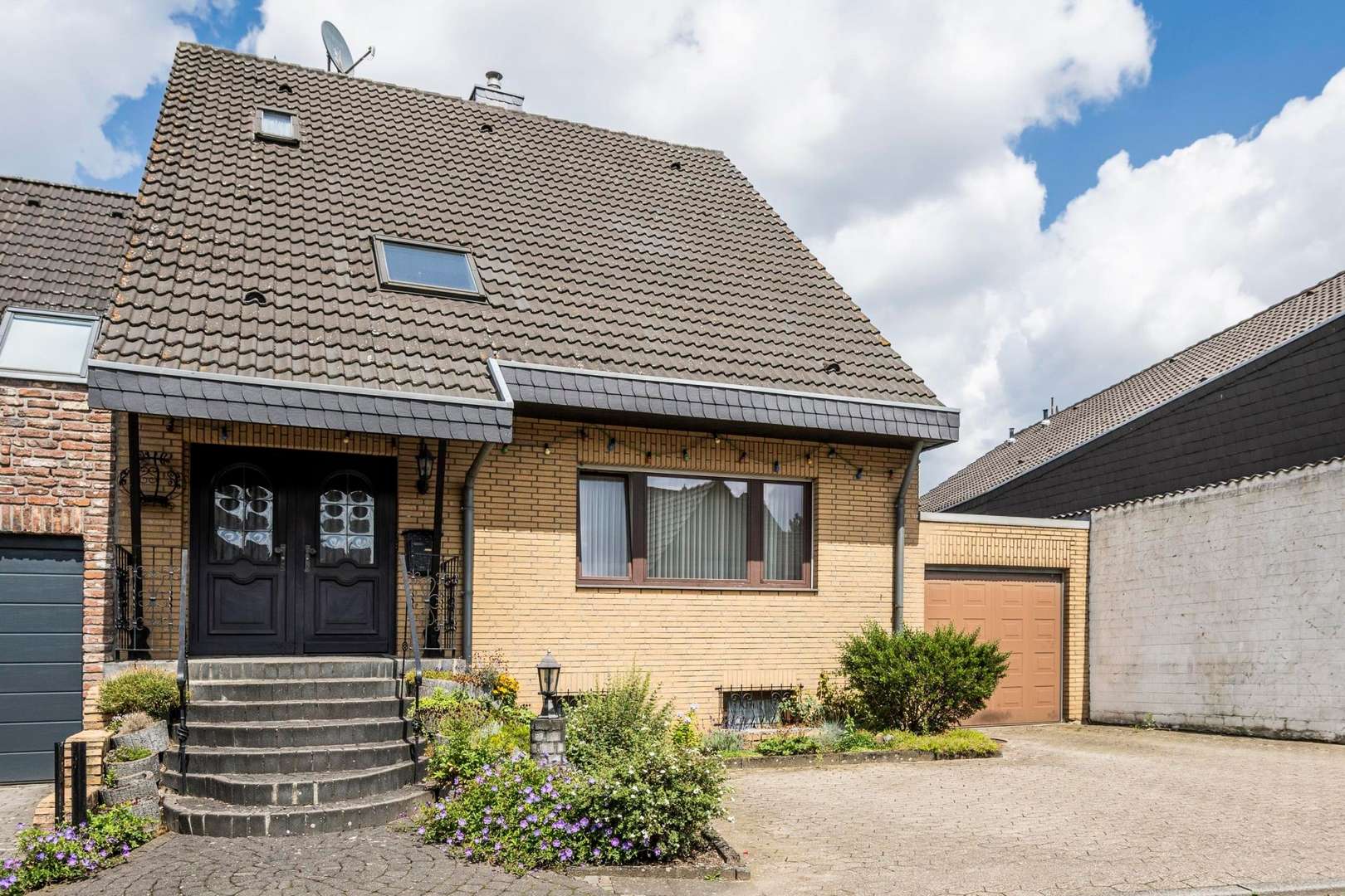 Frontbild - Einfamilienhaus in 41472 Neuss mit 140m² kaufen