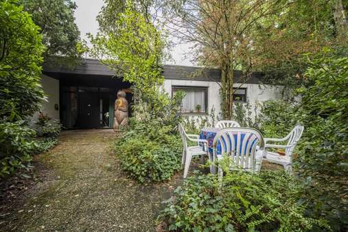Abgelegener Eingangsbereich Abgelegener Eingangsbereich - Bungalow in 41468 Neuss mit 157m² kaufen