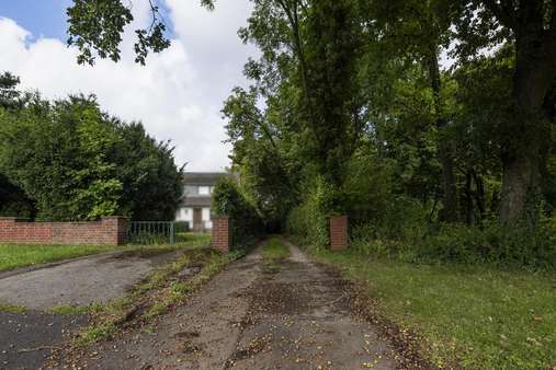 Eigene Zufahrt Eigene Zufahrt - Bungalow in 41468 Neuss mit 157m² kaufen