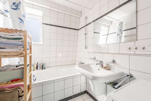 Bad mit Tageslicht - Dachgeschosswohnung in 40670 Meerbusch mit 54m² kaufen