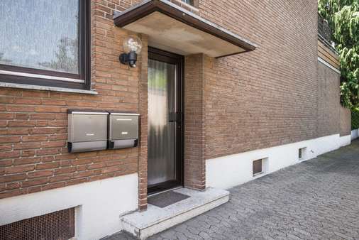 Hauseingang - Dachgeschosswohnung in 41239 Mönchengladbach mit 90m² günstig kaufen
