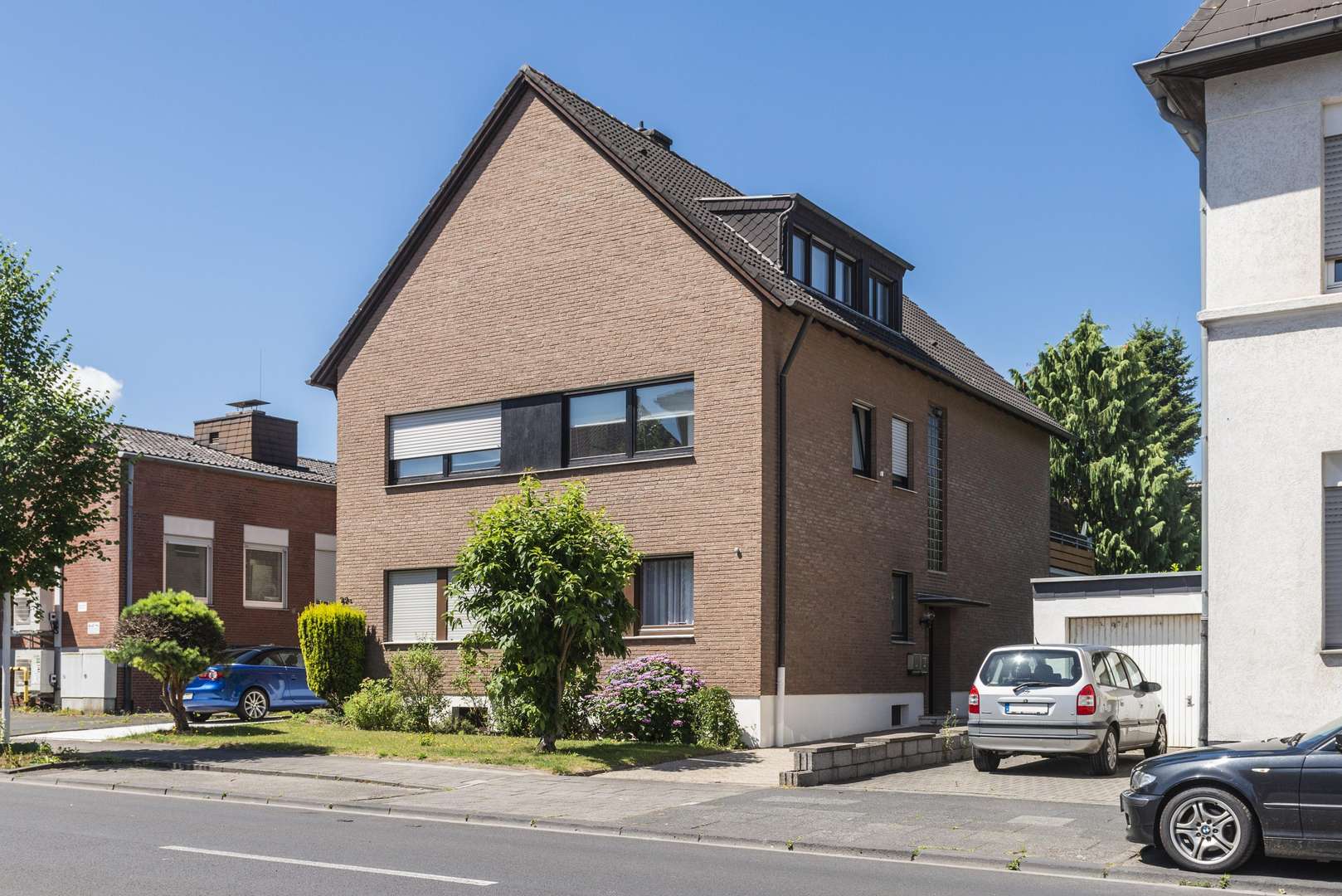 Straßenansicht - Dachgeschosswohnung in 41239 Mönchengladbach mit 90m² günstig kaufen