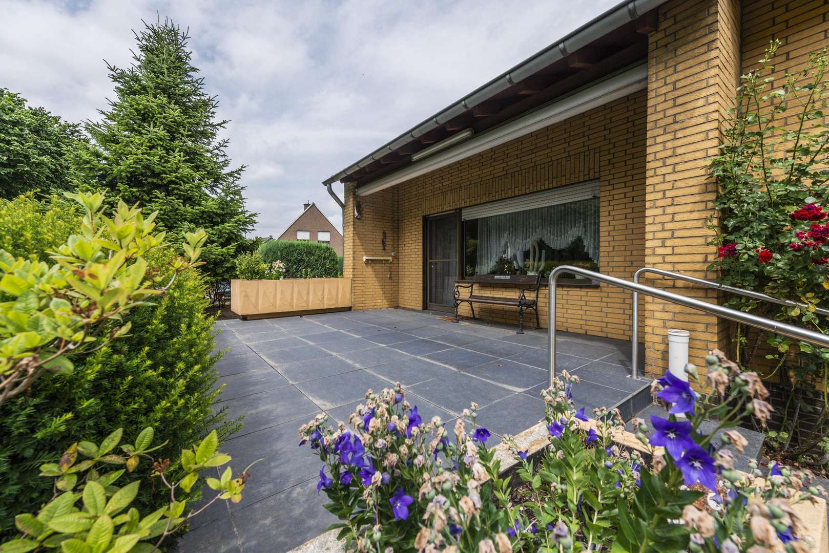 Terrasse mit Markise - Bungalow in 41363 Jüchen mit 97m² günstig kaufen