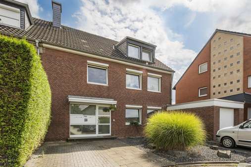 Seitenansicht Seitenansicht - Mehrfamilienhaus in 41472 Neuss mit 230m² kaufen
