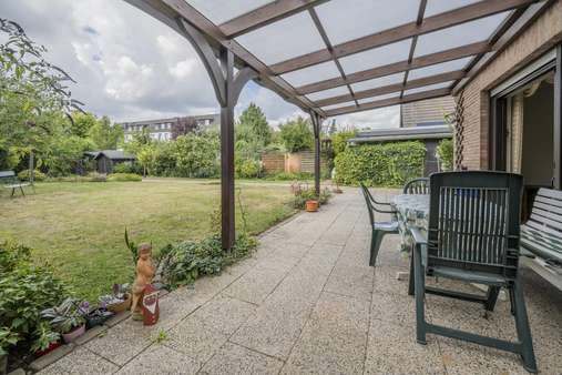 Überdachte Terrasse Überdachte Terrasse - Einfamilienhaus in 41466 Neuss mit 143m² kaufen