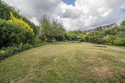 Garten so weit das Auge reicht Garten so weit das Auge reicht - Einfamilienhaus in 41466 Neuss mit 143m² kaufen