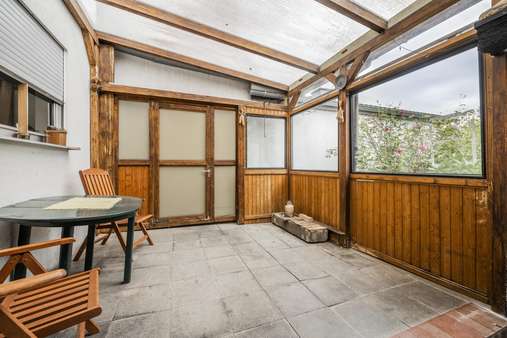Überdachte Terrasse mit Schiebetüren Überdachte Terrasse mit Schiebetüren - Reihenmittelhaus in 41466 Neuss mit 85m² kaufen
