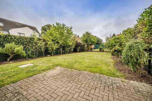 Blick von der Terrasse in den Garten Blick von der Terrasse in den Garten - Doppelhaushälfte in 41470 Neuss mit 130m² kaufen
