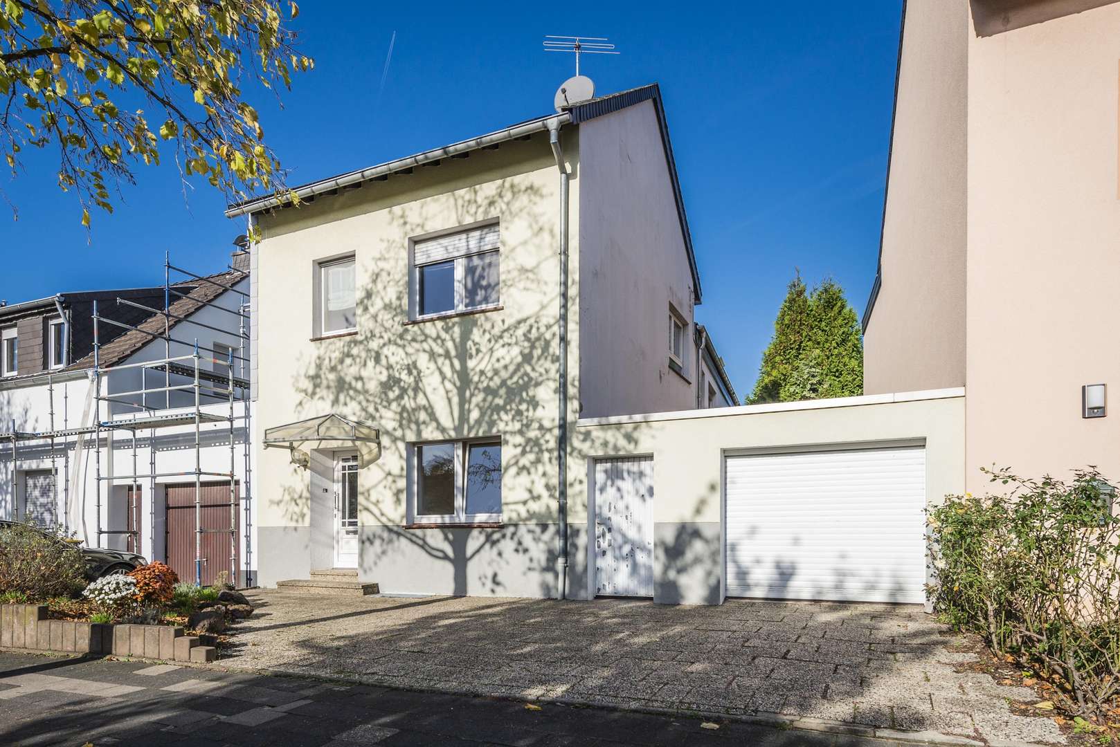 Straßenansicht - Zweifamilienhaus in 41540 Dormagen mit 183m² günstig kaufen