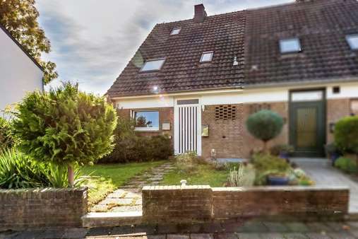 Straßenansicht - Doppelhaushälfte in 40668 Meerbusch mit 86m² günstig kaufen