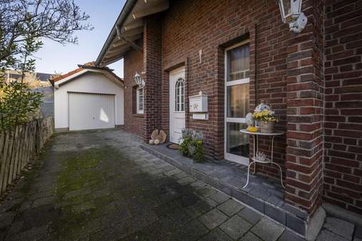 Hauseingang mit Garage - Einfamilienhaus in 41542 Dormagen mit 190m² kaufen