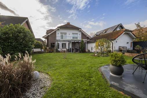 Sicht aus dem Garten aufs Haus - Einfamilienhaus in 41542 Dormagen mit 190m² kaufen