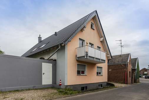 Straßenansicht - Dachgeschosswohnung in 41569 Rommerskirchen mit 95m² kaufen