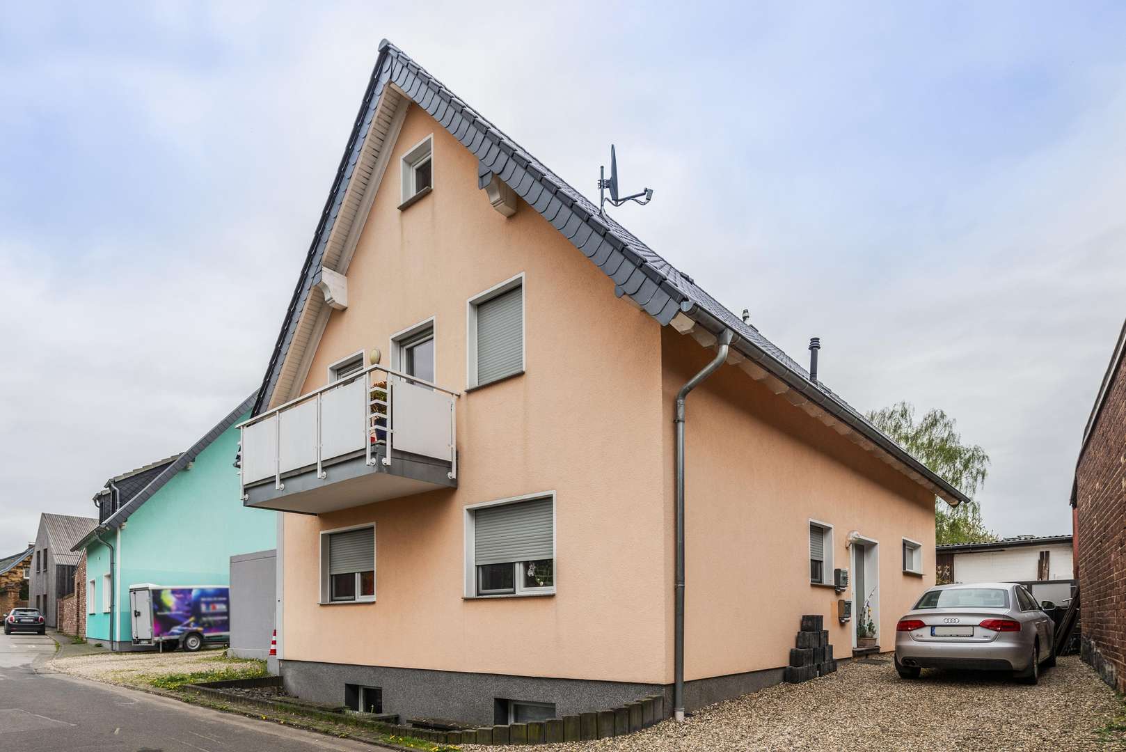 Straßenansicht - Dachgeschosswohnung in 41569 Rommerskirchen mit 95m² kaufen