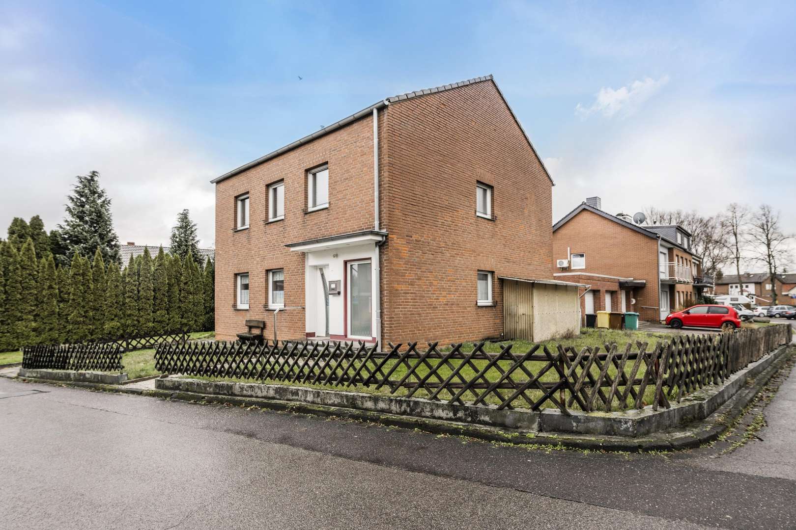 Hausansicht - Zweifamilienhaus in 41363 Jüchen mit 117m² günstig kaufen