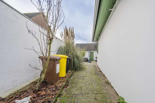Zuwegung zwischen Terrasse und Garten - Doppelhaushälfte in 40670 Meerbusch mit 140m² günstig kaufen