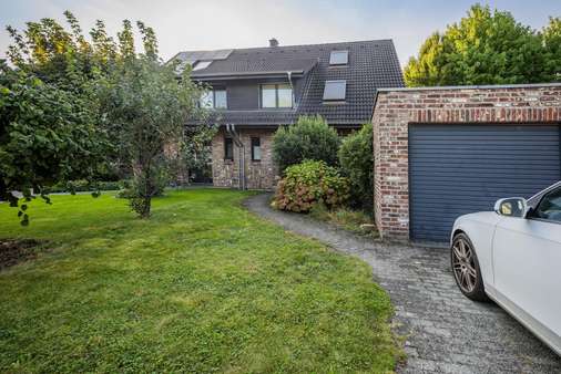 Garage direkt am Haus - Doppelhaushälfte in 41470 Neuss mit 134m² kaufen