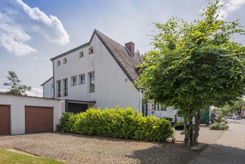 Seitenansicht Seitenansicht - Zweifamilienhaus in 41564 Kaarst mit 190m² kaufen