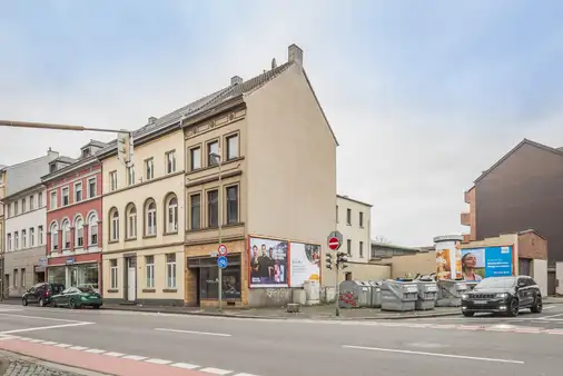 Wohnhaus, Gewerbehalle und Parkhaus
