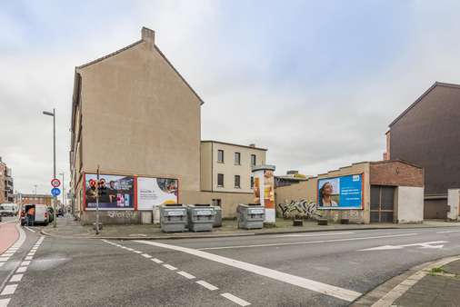 Seitenansicht Wohnhaus Seitenansicht Wohnhaus - Lager in 41460 Neuss mit 100m² kaufen
