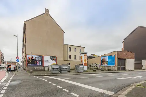 Wohnhaus, Gewerbehalle und Parkhaus