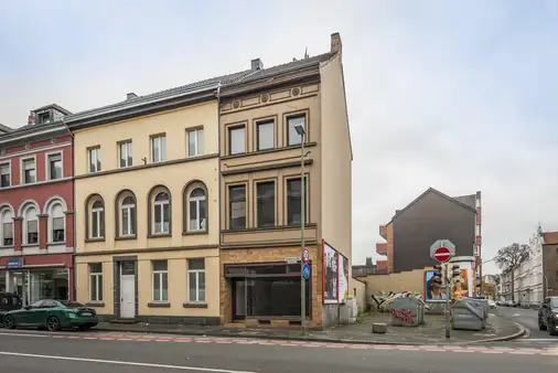Wohnhaus, Gewerbehalle und Parkhaus