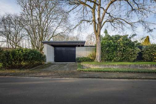 Straßenansicht mit Garageneinfahrt - Bungalow in 41464 Neuss mit 200m² kaufen