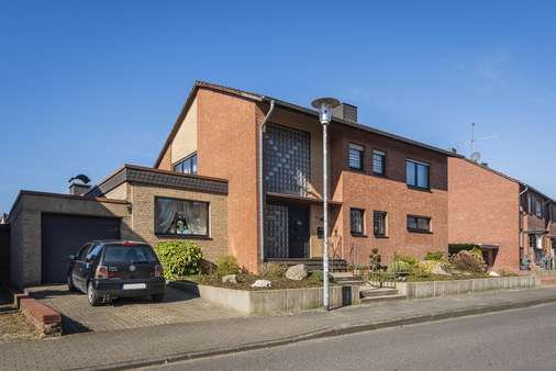 Grosszügiges Zweifamilienhaus - Einfamilienhaus in 41352 Korschenbroich mit 210m² kaufen