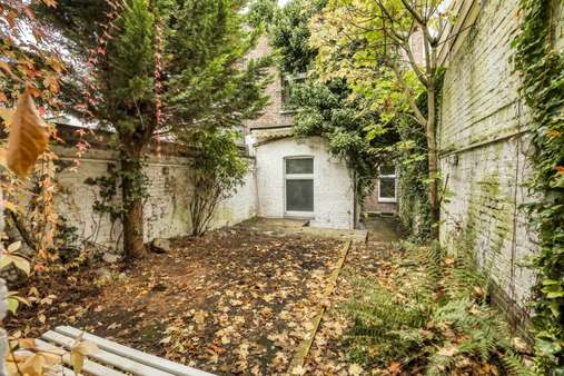 Gestalten Sie hier Ihre Terrasse! Gestalten Sie hier Ihre Terrasse! - Zweifamilienhaus in 41460 Neuss mit 210m² kaufen