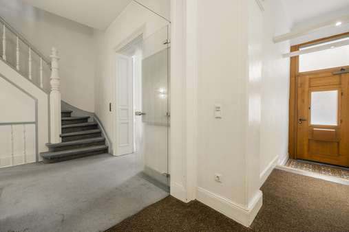 Wie schön ist dieser Eingang bitte? Wie schön ist dieser Eingang bitte? - Zweifamilienhaus in 41460 Neuss mit 210m² kaufen