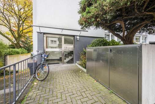 Gepflegter Hauseingang - Etagenwohnung in 40545 Düsseldorf mit 98m² kaufen