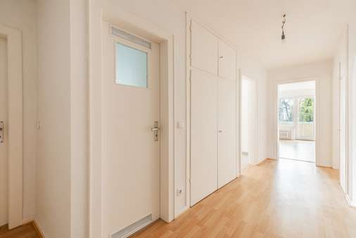 Diele mit Zugang zu allen Räumen - Etagenwohnung in 40545 Düsseldorf mit 98m² kaufen