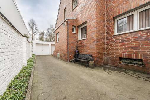 Einfahrt zur Garage - Doppelhaushälfte in 41466 Neuss mit 95m² kaufen