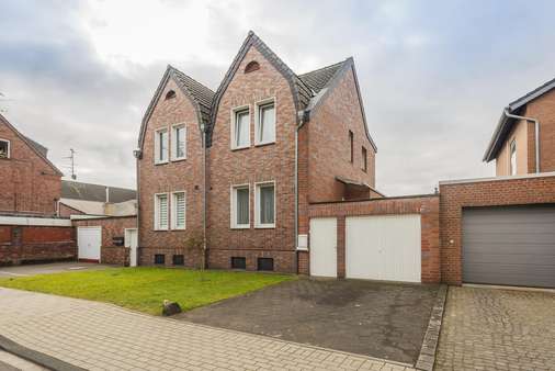 Straßenansicht - Doppelhaushälfte in 41466 Neuss mit 95m² kaufen